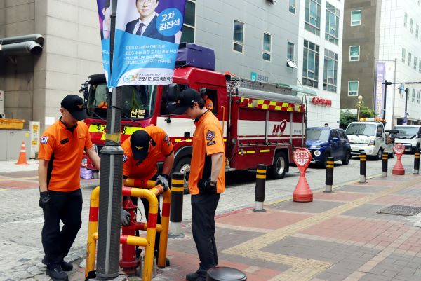“소방차 길 터주기가 골든타임 지킨다”... 군포소방서, 산본역 중심상업지역 현장 홍보