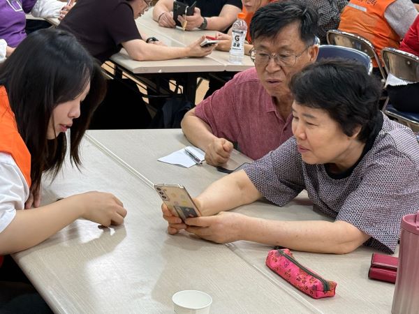군포시자원봉사센터, ‘눈맞춤 스마트폰 AI 교육’ 성료